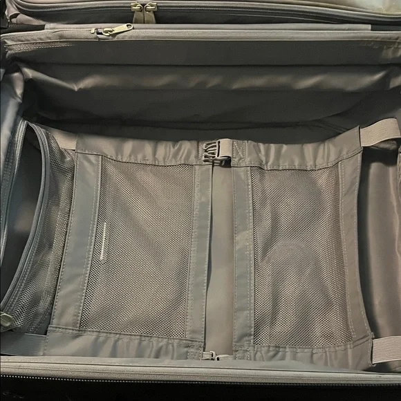 Briggs & Riley Black Carryon Suitcase - Picture 5 of 16